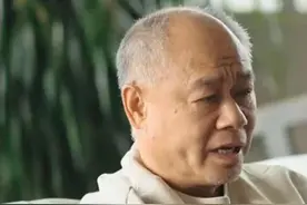 58岁李宁接受采访，秃顶白发显苍老，自曝婚后6年不生娃真因图片