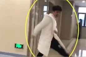 产房外爸爸得知生了个女儿，做出的反应引人注目，网友：过于真实图片