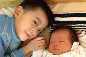 2岁女儿被训哭，满脸委屈投进哥哥的怀抱，画面令宝妈暖心不已图片