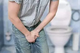 为什么有人一喝水就有尿，有些人喝水多也很少去厕所？原因很简单图片