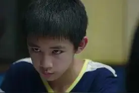 女孩被怂恿天台边“跳一跳”，不被照到的隐秘角落，请教孩子远离图片