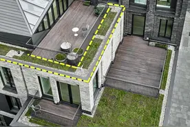 国外会装，顶层露台护栏外再留50公分铺草坪石子，排水又快又流畅图片