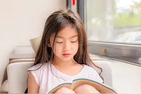 为什么有些孩子儿时长相俊秀，长大后却变丑了？与这4个原因有关图片