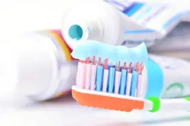 宝宝开始刷牙了，宝宝的牙膏你会选吗？图片
