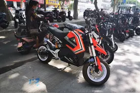 南阳电动车市场销售火爆，各种车型目不暇接，促销手段让人心动图片