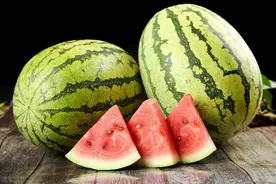 吃了几十年的西瓜，怎么就变成了蔬菜？新华字典是这样解释水果的图片