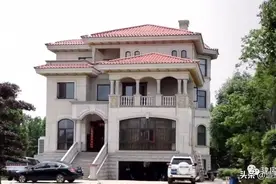 广东佛山一富豪花68万盖露台泳池的豪宅，建成当天惊艳全村图片