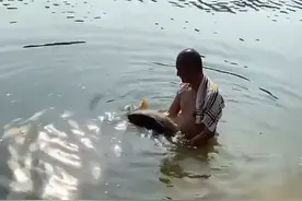 超过5斤就必须放生？重庆男子钓起20斤大鲤鱼，转眼就放回河里图片