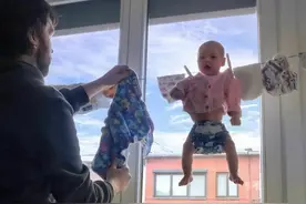 爸爸一个人的时候原来是这样带孩子的，妈妈看了会不会犯高血压图片