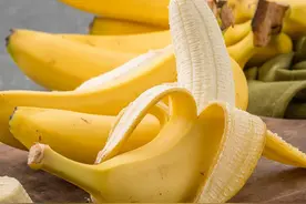 香蕉不要随意放，巧用一招，放一周不黑不腐烂，还香甜口感好图片