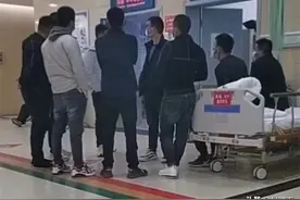 患难见真情！陕西一男子病危住院，9个兄弟一小时内凑齐50万图片