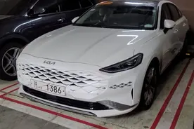 全新起亚K8实车曝光，内饰酷似奔驰E级，却难掩韩系低端困局？图片