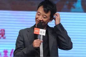 黄海波出席某活动全程不敢看女嘉宾眼睛，不知所措的手让人心酸图片