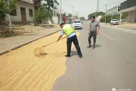 公路晒粮隐患大 民警清理保畅通图片