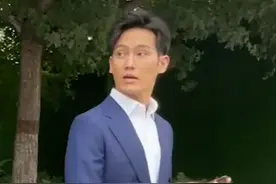 赵雅芝小儿子现身街头，颜值高获美女围观合影，还邀请网红回家玩图片
