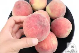 桃子上的桃毛如何清洗？教你一招，这样洗最干净，一根桃毛都没有图片