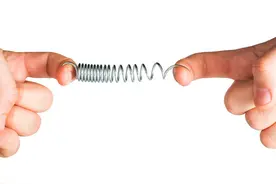 如果将一根压缩的弹簧放进硫酸中溶解，最终它的弹性势能去哪了？图片