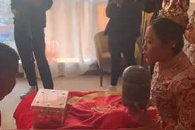 辽宁一新娘豪爽与新郎玩游戏玩到嗨，几句话让网友大呼：性格真好图片