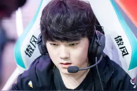 阿水出现在IG休息室，除了克里斯和一名队员，其他人都没搭理他？图片