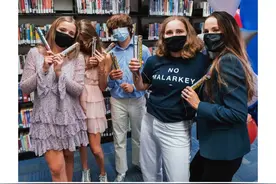 拜登180斤孙女20岁生日，穿娃娃衫变胖墩，脸颊绯红比亲妈胖2倍图片