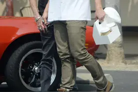 43岁精灵王子与岳父逛街，身材壮了一圈，网友：胸肌盖不住了图片