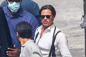 58岁布拉德皮特亮相片场，穿背带魅力四射，网友：人类高质量男性图片