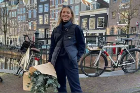 建议！中年女人都备一件羽绒马甲，毛衣、卫衣随意搭，高级又保暖图片