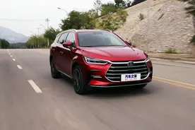 轴距2820mm+7座+百公里油耗6L，这台比亚迪唐DM-i一车难求图片