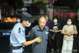 湖北远安：老人故地重游迷路 民警暖心相助一家团圆图片