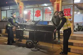 烤炉摆在室外便道上，3家露天烧烤摊点被取缔图片