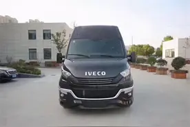 意大利纯进口依维柯，9座商务车，外观美丽，内饰奢华，出行接待图片