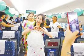 别开生面的环保时装秀图片