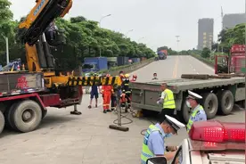 摩托车司机被卷入货车底被拖行近10米！庆幸有头盔护命图片