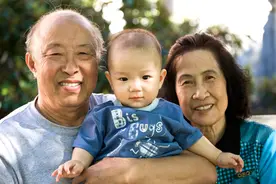 为何姥姥带娃成趋势？被她照顾的产妇、孩子明显不同，特别是健康图片