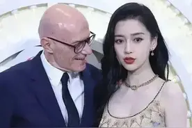 杨颖baby被男性高管怼脸看，网友：被迫营业的样子很尴尬图片