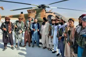 塔利班修好黑鹰直升机！美国人瞬间懵了，质问这谁教的技术？图片