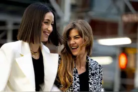 一组外国街头扫街图片，出镜的女子都非常优秀，装扮时尚前卫亮眼图片