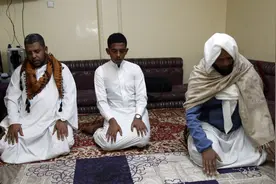 穆斯林神圣斋月的第一天在他们的房子内进行快速晚餐后晚上祈祷图片