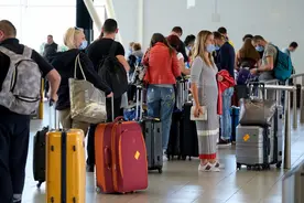 旅客在荷兰史基浦阿姆斯特丹史基浦机场的登机大厅图片