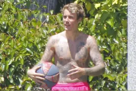 贾斯汀比伯活力满满打篮球，歌迷只想问新歌安排上了吗？图片