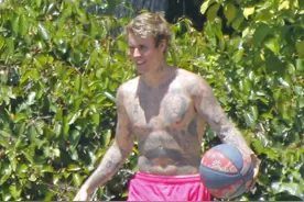 贾斯汀比伯为什么会赤膊上身在户外呢？图片