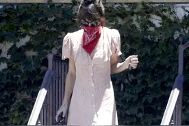 达妹Dakota Johnson穿粉裙软妹值Max，身材线条迷人图片