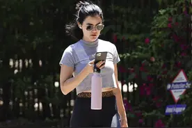 露西·黑尔黑灰搭配充满健美感，157的身高像是160+图片