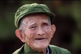 百岁老兵陈训杨曾在解放战争和抗美援朝中立下汗马功劳，却从不居功自傲，默默奉献，为这样的老兵点赞！视频封面