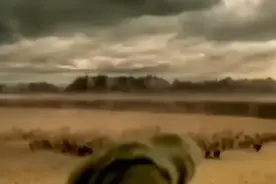 拼命的逃，拼命的挣扎，只为了活下去。