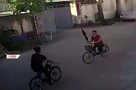 “保时捷女司机自行车版”后续：其丈夫为村干部 两家此前有矛盾视频封面