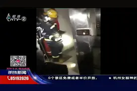 霸气！家里杂物堆里盘踞了条毒蛇，消防员赶到现场，伸手一把捞起视频封面