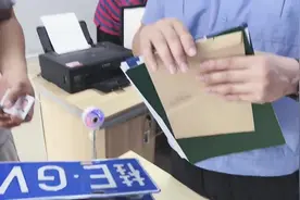 小李哥耗时一年改装的大通V80房车，今天网友来办理过户手续