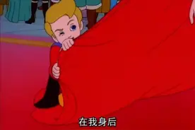 王子回到家乡，调皮小王子坐在管家的披风上，勒的管家说不出话！视频封面