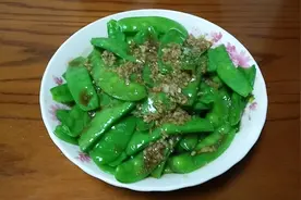 萌萌妈做的耗油豌豆荚，颜色翠绿，口感香甜，做法简单上桌就抢光视频封面